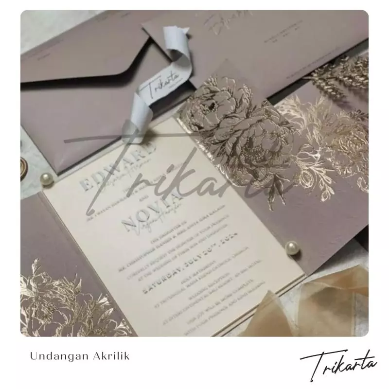 4. Undangan Akrilik Modern dan Unik