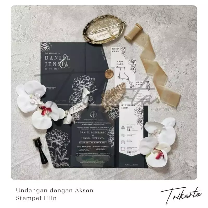 8. Undangan dengan Aksen Stempel Lilin