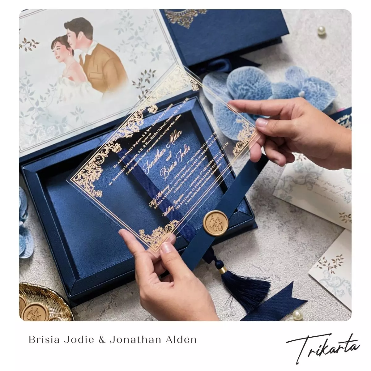 2. Brisia Jodie-Jonathan Alden, Undangan Akrilik & Souvenir Bernuansa Biru Klasik