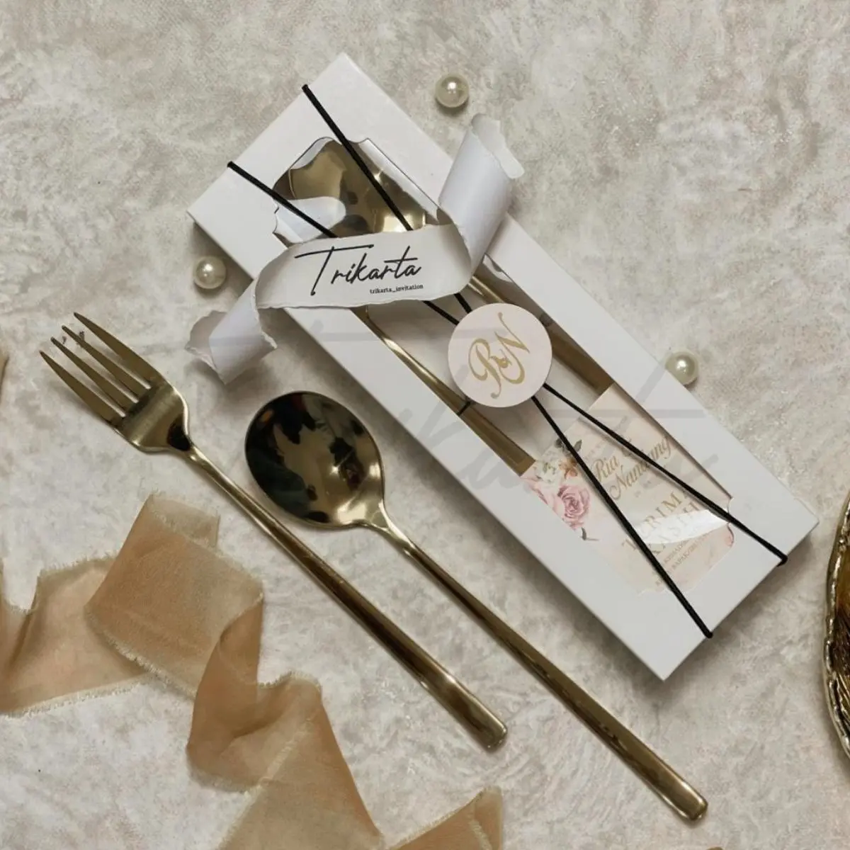 Sendok Garpu Korea Gold/ Silver Paperbox Putih